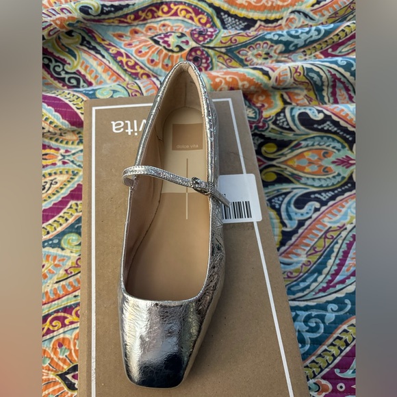 Mary Jane ballet flats. Silver distressed leather. Size 7 1/2. - Picture 9 of 10